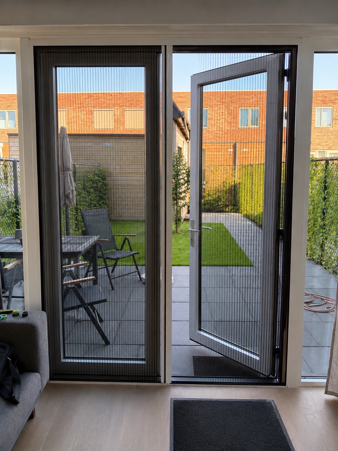 Plissehordeur op een openslaande tuindeur naar het terras