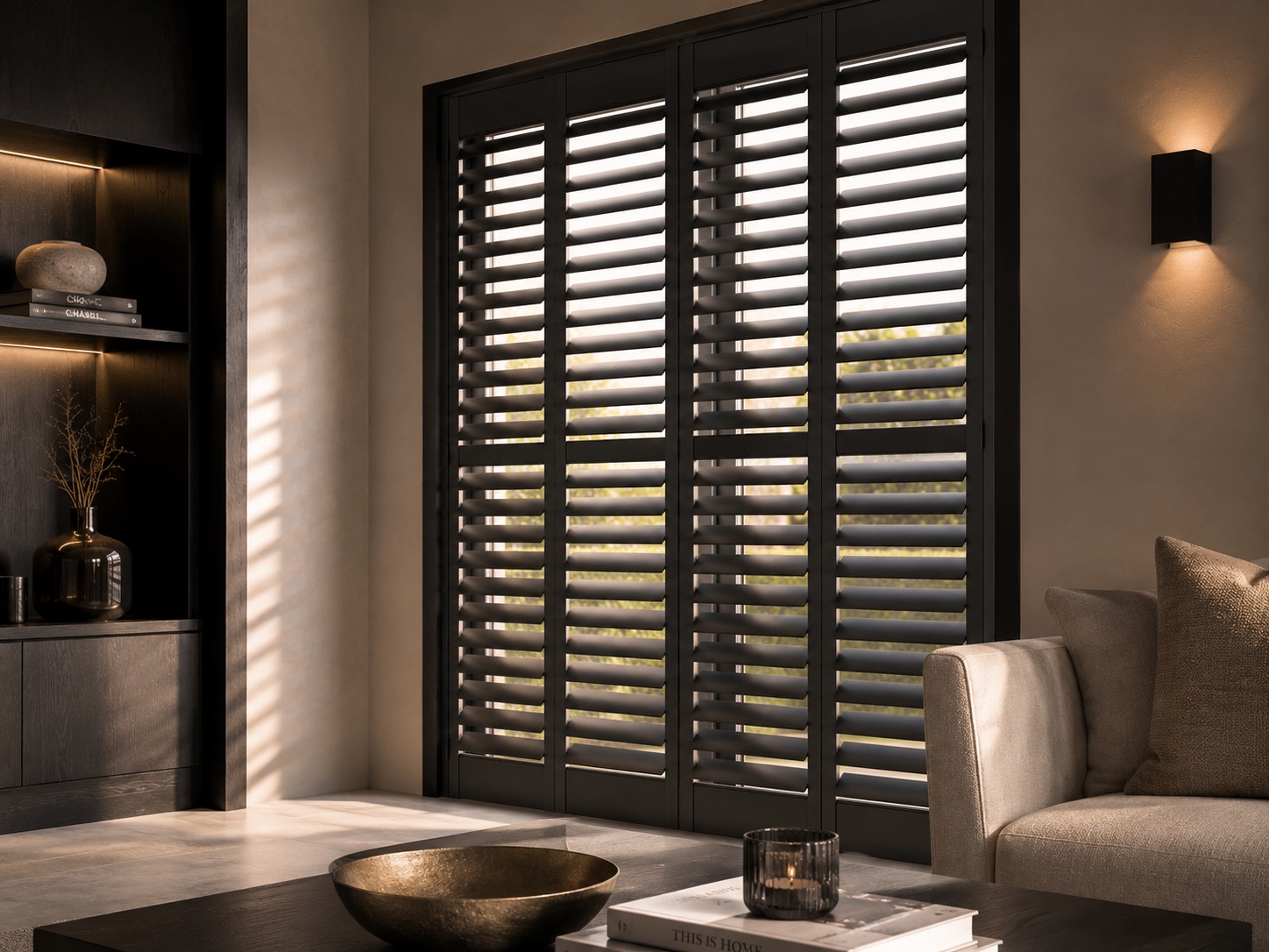Shutters in antraciet voor een openslaande tuindeur